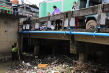 ทน.แม่สอด ลงพื้นที่ดำเนินการจัดเก็บขยะบริเวณใต้สะพานข้ามลำห้วยแม่สอด