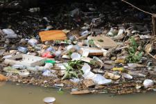 ทน.แม่สอด ลงพื้นที่ดำเนินการจัดเก็บขยะบริเวณใต้สะพานข้ามลำห้วยแม่สอด