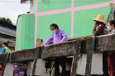 ทน.แม่สอด ลงพื้นที่ดำเนินการจัดเก็บขยะบริเวณใต้สะพานข้ามลำห้วยแม่สอด