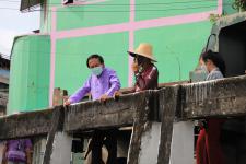 ทน.แม่สอด ลงพื้นที่ดำเนินการจัดเก็บขยะบริเวณใต้สะพานข้ามลำห้วยแม่สอด