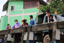 ทน.แม่สอด ลงพื้นที่ดำเนินการจัดเก็บขยะบริเวณใต้สะพานข้ามลำห้วยแม่สอด