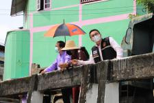 ทน.แม่สอด ลงพื้นที่ดำเนินการจัดเก็บขยะบริเวณใต้สะพานข้ามลำห้วยแม่สอด