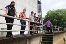 ทน.แม่สอด ลงพื้นที่ดำเนินการจัดเก็บขยะบริเวณใต้สะพานข้ามลำห้วยแม่สอด