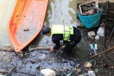 ทน.แม่สอด ลงพื้นที่ดำเนินการจัดเก็บขยะบริเวณใต้สะพานข้ามลำห้วยแม่สอด