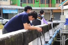 ทน.แม่สอด ลงพื้นที่ดำเนินการจัดเก็บขยะบริเวณใต้สะพานข้ามลำห้วยแม่สอด