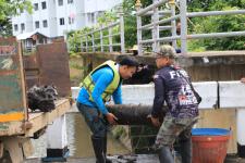ทน.แม่สอด ลงพื้นที่ดำเนินการจัดเก็บขยะบริเวณใต้สะพานข้ามลำห้วยแม่สอด