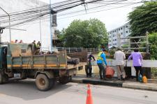 ทน.แม่สอด ลงพื้นที่ดำเนินการจัดเก็บขยะบริเวณใต้สะพานข้ามลำห้วยแม่สอด