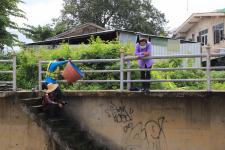 ทน.แม่สอด ลงพื้นที่ดำเนินการจัดเก็บขยะบริเวณใต้สะพานข้ามลำห้วยแม่สอด