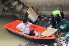 ทน.แม่สอด ลงพื้นที่ดำเนินการจัดเก็บขยะบริเวณใต้สะพานข้ามลำห้วยแม่สอด