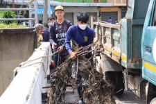 ทน.แม่สอด ลงพื้นที่ดำเนินการจัดเก็บขยะบริเวณใต้สะพานข้ามลำห้วยแม่สอด