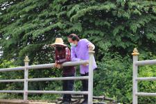 ทน.แม่สอด ลงพื้นที่ดำเนินการจัดเก็บขยะบริเวณใต้สะพานข้ามลำห้วยแม่สอด