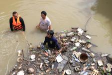 ทน.แม่สอด ลงพื้นที่ดำเนินการจัดเก็บขยะบริเวณใต้สะพานข้ามลำห้วยแม่สอด