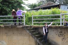 ทน.แม่สอด ลงพื้นที่ดำเนินการจัดเก็บขยะบริเวณใต้สะพานข้ามลำห้วยแม่สอด