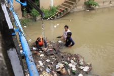 ทน.แม่สอด ลงพื้นที่ดำเนินการจัดเก็บขยะบริเวณใต้สะพานข้ามลำห้วยแม่สอด