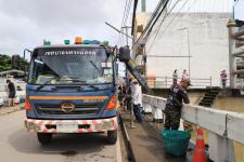 ทน.แม่สอด ลงพื้นที่ดำเนินการจัดเก็บขยะบริเวณใต้สะพานข้ามลำห้วยแม่สอด