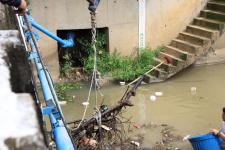 ทน.แม่สอด ลงพื้นที่ดำเนินการจัดเก็บขยะบริเวณใต้สะพานข้ามลำห้วยแม่สอด