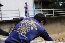 ทน.แม่สอด ลงพื้นที่ดำเนินการจัดเก็บขยะบริเวณใต้สะพานข้ามลำห้วยแม่สอด