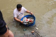 ทน.แม่สอด ลงพื้นที่ดำเนินการจัดเก็บขยะบริเวณใต้สะพานข้ามลำห้วยแม่สอด