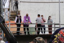 ทน.แม่สอด ลงพื้นที่ดำเนินการจัดเก็บขยะบริเวณใต้สะพานข้ามลำห้วยแม่สอด