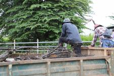 ทน.แม่สอด ลงพื้นที่ดำเนินการจัดเก็บขยะบริเวณใต้สะพานข้ามลำห้วยแม่สอด