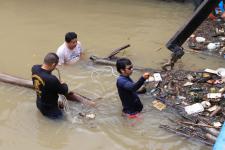 ทน.แม่สอด ลงพื้นที่ดำเนินการจัดเก็บขยะบริเวณใต้สะพานข้ามลำห้วยแม่สอด