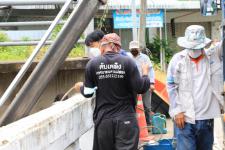 ทน.แม่สอด ลงพื้นที่ดำเนินการจัดเก็บขยะบริเวณใต้สะพานข้ามลำห้วยแม่สอด