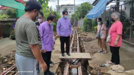 ทน.แม่สอด ลงพื้นที่ติดตามงานก่อสร้างถนนและท่อระบายน้ำในชุมชนมณีไพรสณฑ์