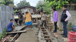 ทน.แม่สอด ลงพื้นที่ติดตามงานก่อสร้างถนนและท่อระบายน้ำในชุมชนมณีไพรสณฑ์