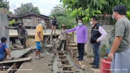 ทน.แม่สอด ลงพื้นที่ติดตามงานก่อสร้างถนนและท่อระบายน้ำในชุมชนมณีไพรสณฑ์