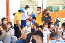 นายกฯแม่สอด ลงพื้นที่เยี่ยมจนท.คลินิกชุมชนอบอุ่นและประชาชนที่มารับบริการฉีดวัคซีนป้องกัน โควิด-19