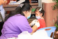 นายกฯแม่สอด ลงพื้นที่เยี่ยมจนท.คลินิกชุมชนอบอุ่นและประชาชนที่มารับบริการฉีดวัคซีนป้องกัน โควิด-19