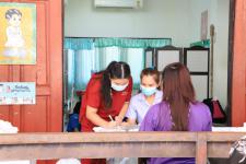 นายกฯแม่สอด ลงพื้นที่เยี่ยมจนท.คลินิกชุมชนอบอุ่นและประชาชนที่มารับบริการฉีดวัคซีนป้องกัน โควิด-19