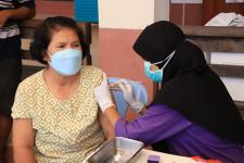 นายกฯแม่สอด ลงพื้นที่เยี่ยมจนท.คลินิกชุมชนอบอุ่นและประชาชนที่มารับบริการฉีดวัคซีนป้องกัน โควิด-19