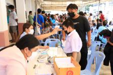 นายกฯแม่สอด ลงพื้นที่เยี่ยมจนท.คลินิกชุมชนอบอุ่นและประชาชนที่มารับบริการฉีดวัคซีนป้องกัน โควิด-19