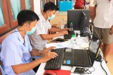 นายกฯแม่สอด ลงพื้นที่เยี่ยมจนท.คลินิกชุมชนอบอุ่นและประชาชนที่มารับบริการฉีดวัคซีนป้องกัน โควิด-19