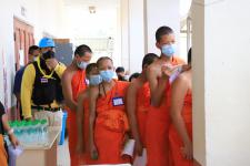 นายกฯแม่สอด ลงพื้นที่เยี่ยมจนท.คลินิกชุมชนอบอุ่นและประชาชนที่มารับบริการฉีดวัคซีนป้องกัน โควิด-19