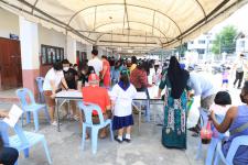 นายกฯแม่สอด ลงพื้นที่เยี่ยมจนท.คลินิกชุมชนอบอุ่นและประชาชนที่มารับบริการฉีดวัคซีนป้องกัน โควิด-19