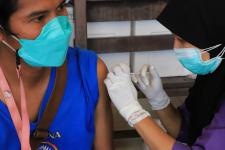 นายกฯแม่สอด ลงพื้นที่เยี่ยมจนท.คลินิกชุมชนอบอุ่นและประชาชนที่มารับบริการฉีดวัคซีนป้องกัน โควิด-19