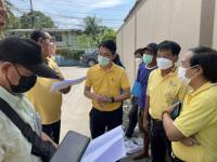 นายกฯแม่สอด ลงพื้นที่วางแผนงานปรับปรุงท่อระบายน้ำและวางท่อระบายน้ำ คอนกรีตเสริมเหล็ก  