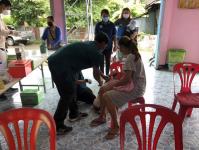 ทน.แม่สอด ให้บริการฉีดยาวัคซีนป้องกันโรคพิษสุนัขบ้าให้กับสุนัขและแมว พร้อมลงทะเบียนสัตว์เลี้ยงที่ชุมชนดอนไชย