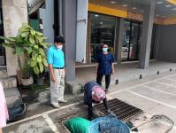 ทน.แม่สอด ลงพื้นที่ขุดลอกท่อระบายน้ำในตัวเมืองนครแม่สอด