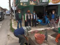 ทน.แม่สอด ลงพื้นที่ขุดลอกท่อระบายน้ำในตัวเมืองนครแม่สอด