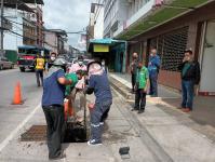 ทน.แม่สอด ลงพื้นที่ขุดลอกท่อระบายน้ำในตัวเมืองนครแม่สอด