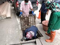 ทน.แม่สอด ลงพื้นที่ขุดลอกท่อระบายน้ำในตัวเมืองนครแม่สอด