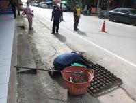 ทน.แม่สอด ลงพื้นที่ขุดลอกท่อระบายน้ำในตัวเมืองนครแม่สอด
