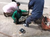 ทน.แม่สอด ลงพื้นที่ขุดลอกท่อระบายน้ำในตัวเมืองนครแม่สอด