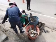 ทน.แม่สอด ลงพื้นที่ขุดลอกท่อระบายน้ำในตัวเมืองนครแม่สอด