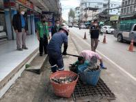 ทน.แม่สอด ลงพื้นที่ขุดลอกท่อระบายน้ำในตัวเมืองนครแม่สอด