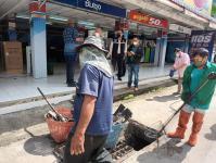 ทน.แม่สอด ลงพื้นที่ขุดลอกท่อระบายน้ำในตัวเมืองนครแม่สอด