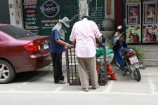 ทน.แม่สอด ลงพื้นที่ขุดลอกท่อระบายน้ำในตัวเมืองนครแม่สอด